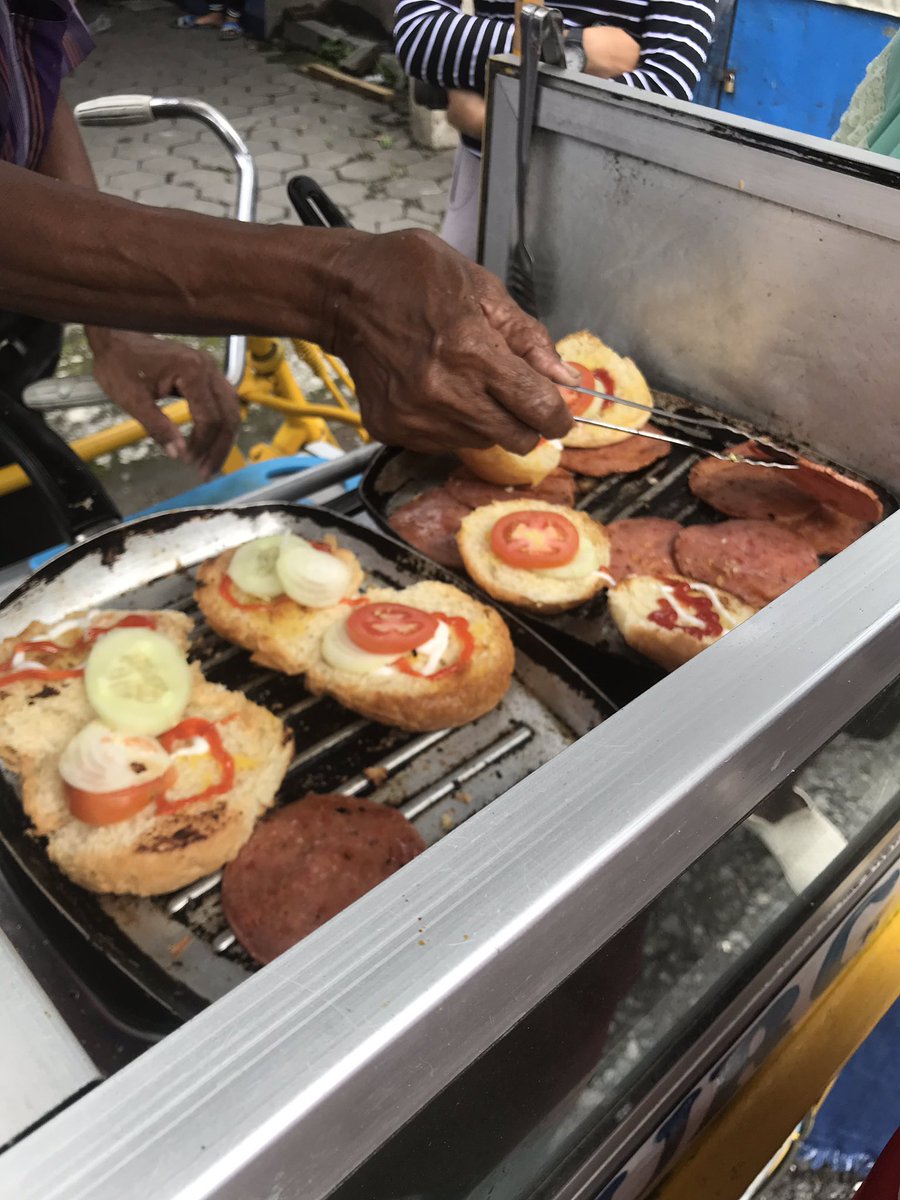 backtochann's tweet photo. Guys bantu rt ya
Yang domisili jogja bisa bantu mbahnya beli dagangannya. Mbahnya jualan burger. Hari ini beliau jualan daerah ngaglik. Tadi mbahnya mau naik tapi katanya gak kuat. Biasanya mbahnya muter2 daerah ugm https://t.co/d8UyD7Ihrr