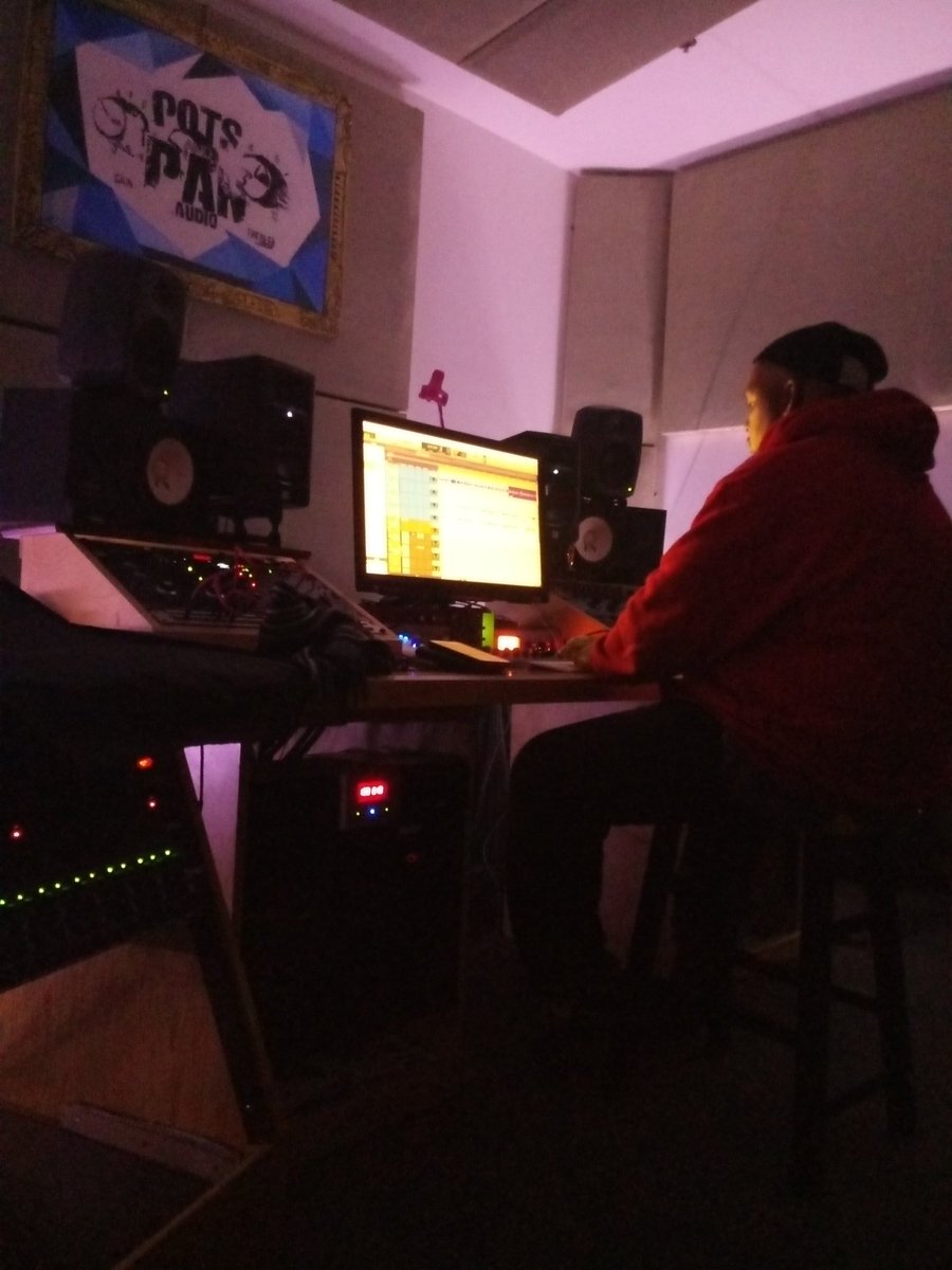 SmooZilla's tweet photo. 1a.m work... #music #hardwork #puzzled #latenights #smoozilla #northside_smoo #sleepisfortherich #goodvibes #mdf #spotify #Chicago https://t.co/sg794vJnoR
