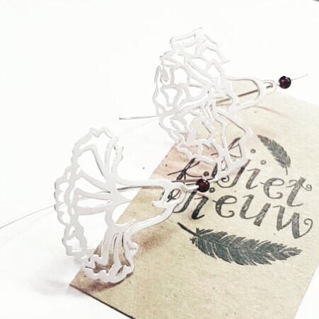FFjieuw's tweet photo. #sterlingsilver and #garnet #carnation #earrings #oddpair #januarybirthdayflower #wedeliverhappiness #fjietfjieuw #orderonline https://t.co/QLRKIprAjL https://t.co/akPNXvnri7