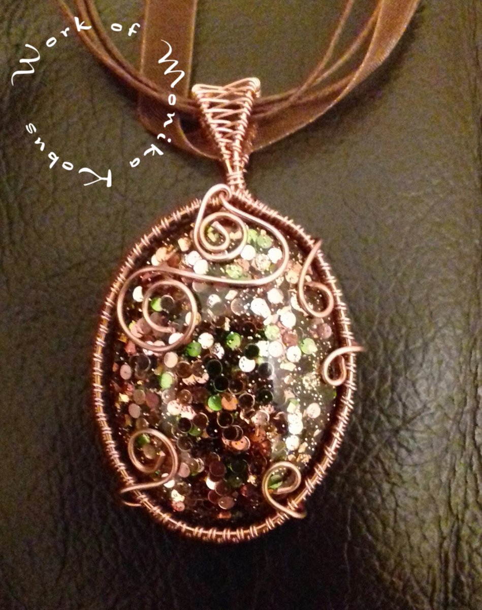 TulasTreasureT's tweet photo. Wirewrapped pendants in cord/ribbon. £15 each plus p&amp;p. #EarlyBiz #SmallBusiness #shopindie #handmadejewellery https://t.co/JKOzqCgLLn