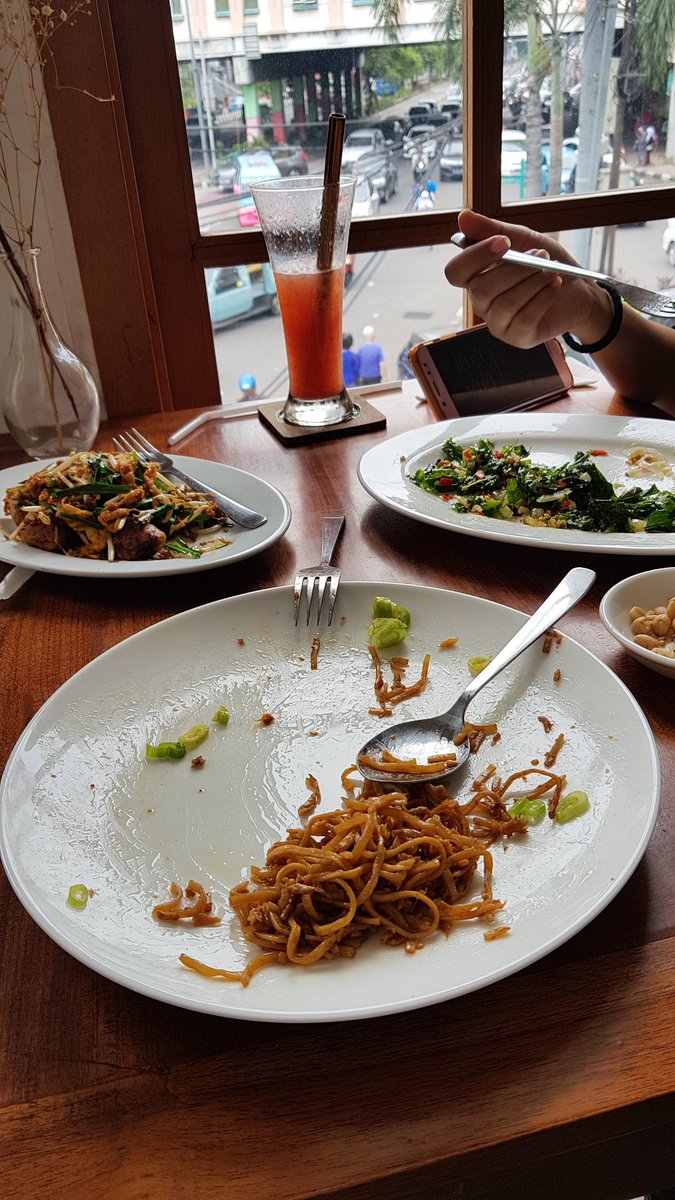 bukanSamSmith's tweet photo. Dan setelah sok2an MieGor size Medium bakalan abis...
#engap 🤣🍝 https://t.co/PCMkYCtdvA