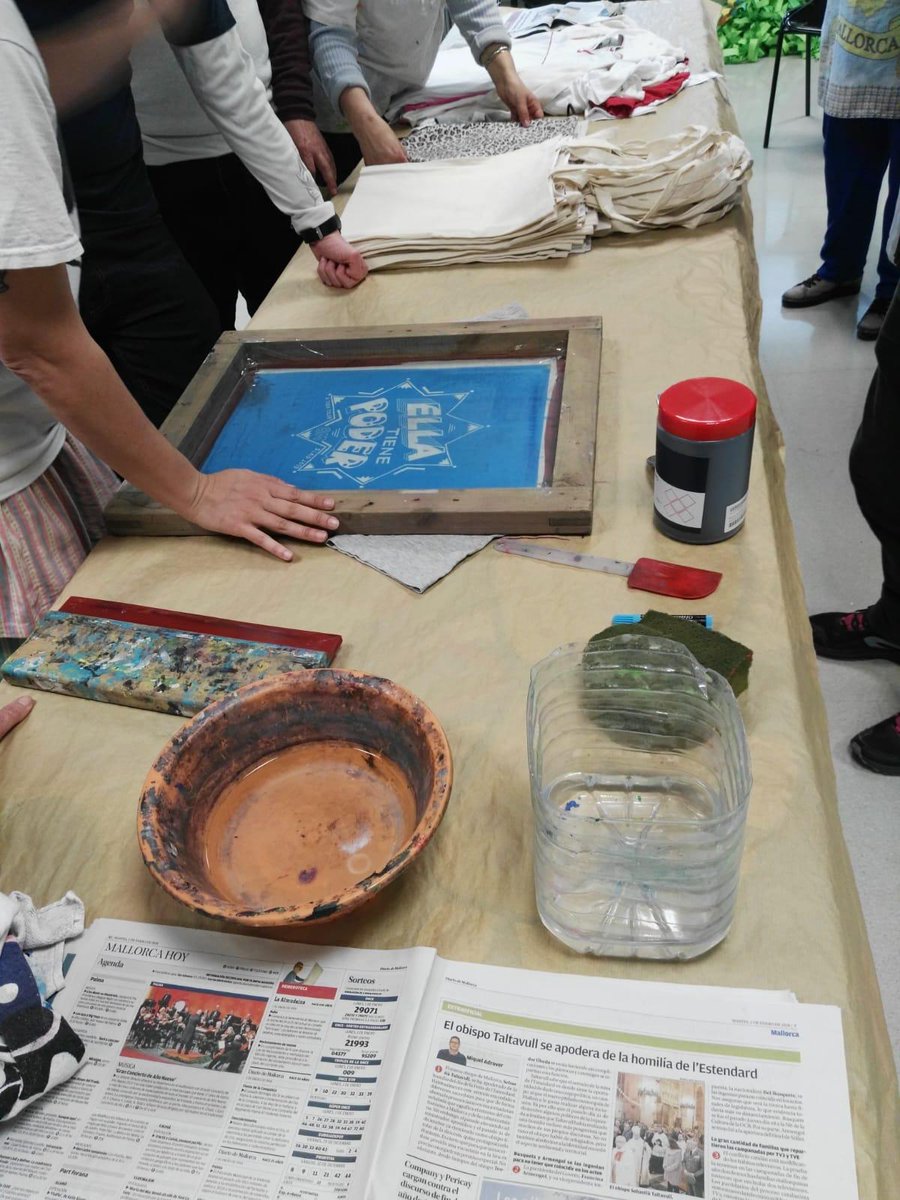 CoordinadoraBPD's tweet photo. Les companyes i els companys del SIAD han preparat bosses i camisetes per celebrar el #DiaDeLaDona. El lema que han triat és #EllaTienePoder https://t.co/J55HBgSycr