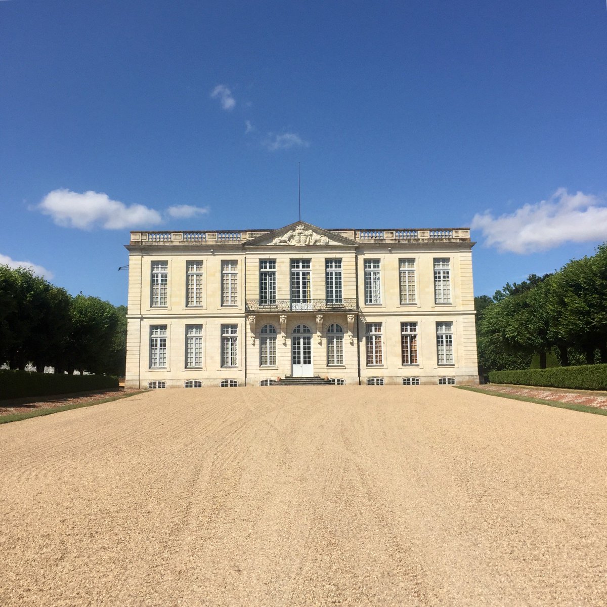 Omonchateau's tweet photo. | 🏰 En pleine campagne Berrichonne se trouve le château de Bouges : une maison à l'italienne en pierres de taille qui illustre toute l'élégance du XVIIIe siècle. Avec son magnifique parc de 80 hectares, Bouges constitue un ensemble plein de charme !
➡️ https://t.co/umTfMU3Av1 https://t.co/vadAUnUDqS