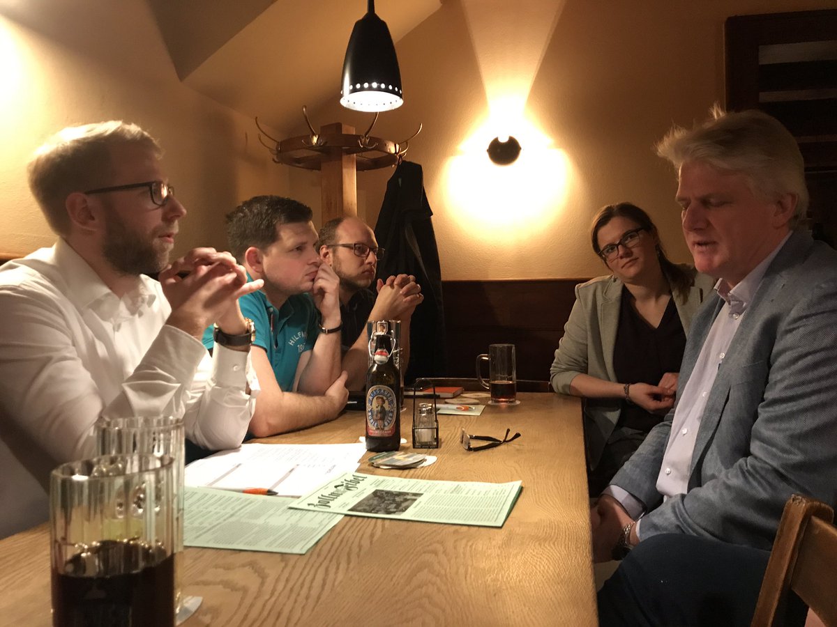 #PolitikImPub 
Am Dienstag Abend konnten wir mit Herrn Dirk Gerdes, Geschäftsführer der Wirtschaftsförderung Lübeck GmbH und der KWL GmbH, über diverse Zukunftsthemen diskutieren.