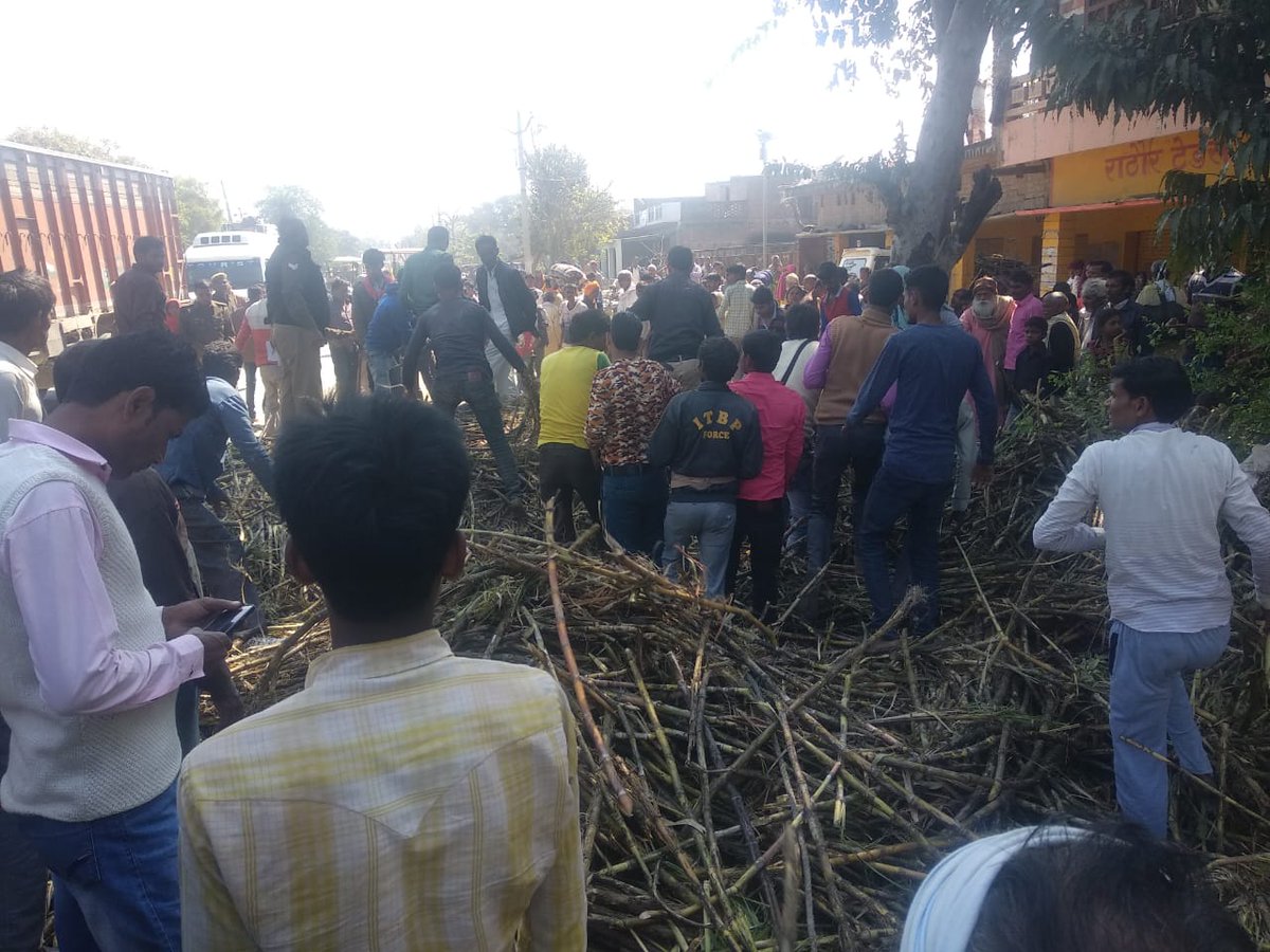 india7tvnews's tweet photo. Sitapur : 84 कोसी परिक्रमा के दौरान महाराष्ट्र की दो महिला श्रद्धालु गन्ने की ट्राली के नीचे दबी.
मदद से महिलाओं को निकाला गया बाहर.
घायल श्रद्धालुओ को प्राथमिक स्वास्थ्य केंद्र मछरेहटा में भर्ती कराया गया. @sitapurpolice @BJP4UP @INCIndia @samajwadiparty https://t.co/IDI38b9YLh