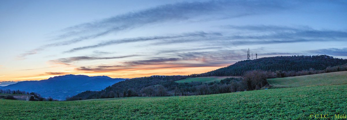 MeteoMoia's tweet photo. #Panorames #albada des de #Collsuspina #Moianès 📸 vistes #Pirineu nevat i #Montseny @meteocat #324eltemps @bcnmoltmes @AlfredRPico @ARAmeteo @meteorac1 @meteo8aldia @alcantara_alb @rbartolisala @gemmapuigf @SoniaPapell @eloicordomi @Cat_Meteo @MeteoMauri https://t.co/RnbrowhOse