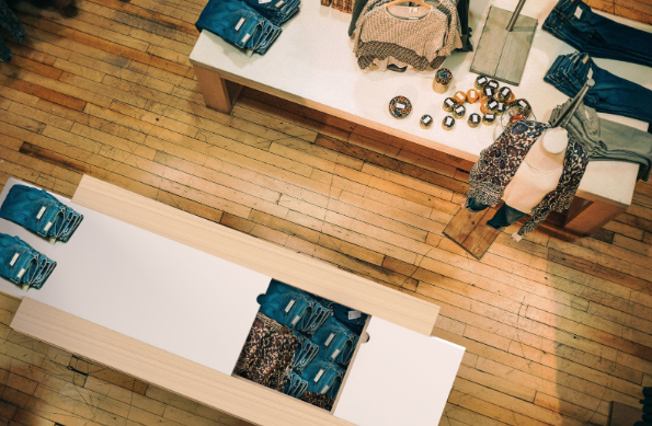 AVP_IMASOTO's tweet photo. Because not only offices can incorporate #Gravity into their spaces. The Retail sector can also benefit from the flexibility and adaptability of this innovative pine wood table.
What are you waiting for to discover all its advantages?
👉🏼 https://t.co/mcUPJDOnTl https://t.co/Mh8dtuBuh2