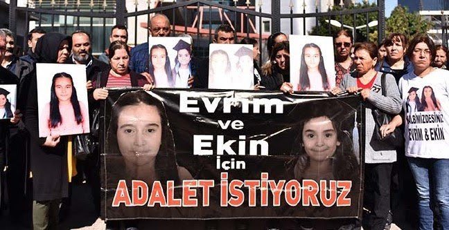 ülkenin her yanından adalet çığlığı yükseliyor.şimdi o çığlıklardan birini yazacağım. yer mersin.tarih 2temmuz 2018. ramazan topal yaya geçidinde 6/9 yaşındaki iki kardeş ve kuzenlerine çarptı. iki çocuk olay yerinde hayatını kaybetti.kuzenleri de ağır yaralandı.sonrası inanılmaz