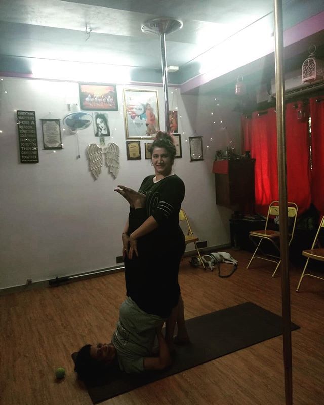 smiliesuri's tweet photo. Have u met my @aartiarvindshadang she is 66 has #arthiritus and her hands were a little stuff when she met me. Look at her in just 6 class #shoulderstand #floorexotic #preparation for #burlesque #nite #empoweredwomenempowerwomen #splitsproject #upartists #dowhatyoulovetodo #… https://t.co/2ylIRuwRWu