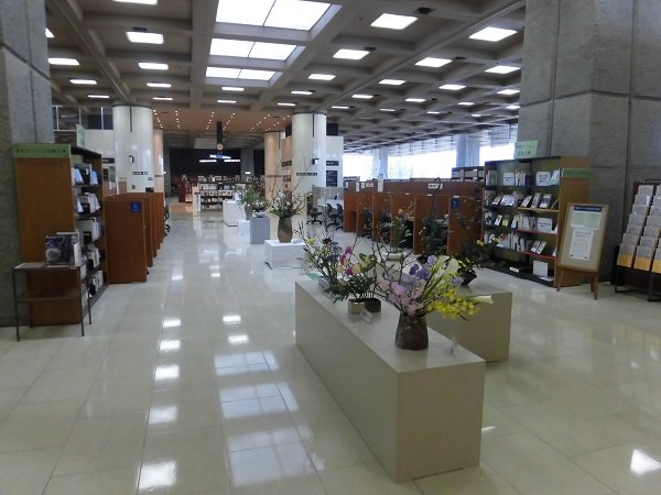 Twitter पर 福島県立図書館 いつも美しい生け花で図書館を彩ってくださっている 梶井宮御流福島 支部の皆様にご協力いただき センターホールで華道展を開催いたします 暖かな日も多くなり 春へと向かうこの時分 図書館で華道の世界をお楽しみください 期間 3月 Twitter पर 福島県立図書館 いつも美しい生け花で図書館を彩ってくださっている 梶井宮御流福島 支部の皆様にご協力いただき センターホールで華道展を開催いたします 暖かな日も多くなり 春へと向かうこの時分 図書館で華道の世界をお楽しみください 期間 3月