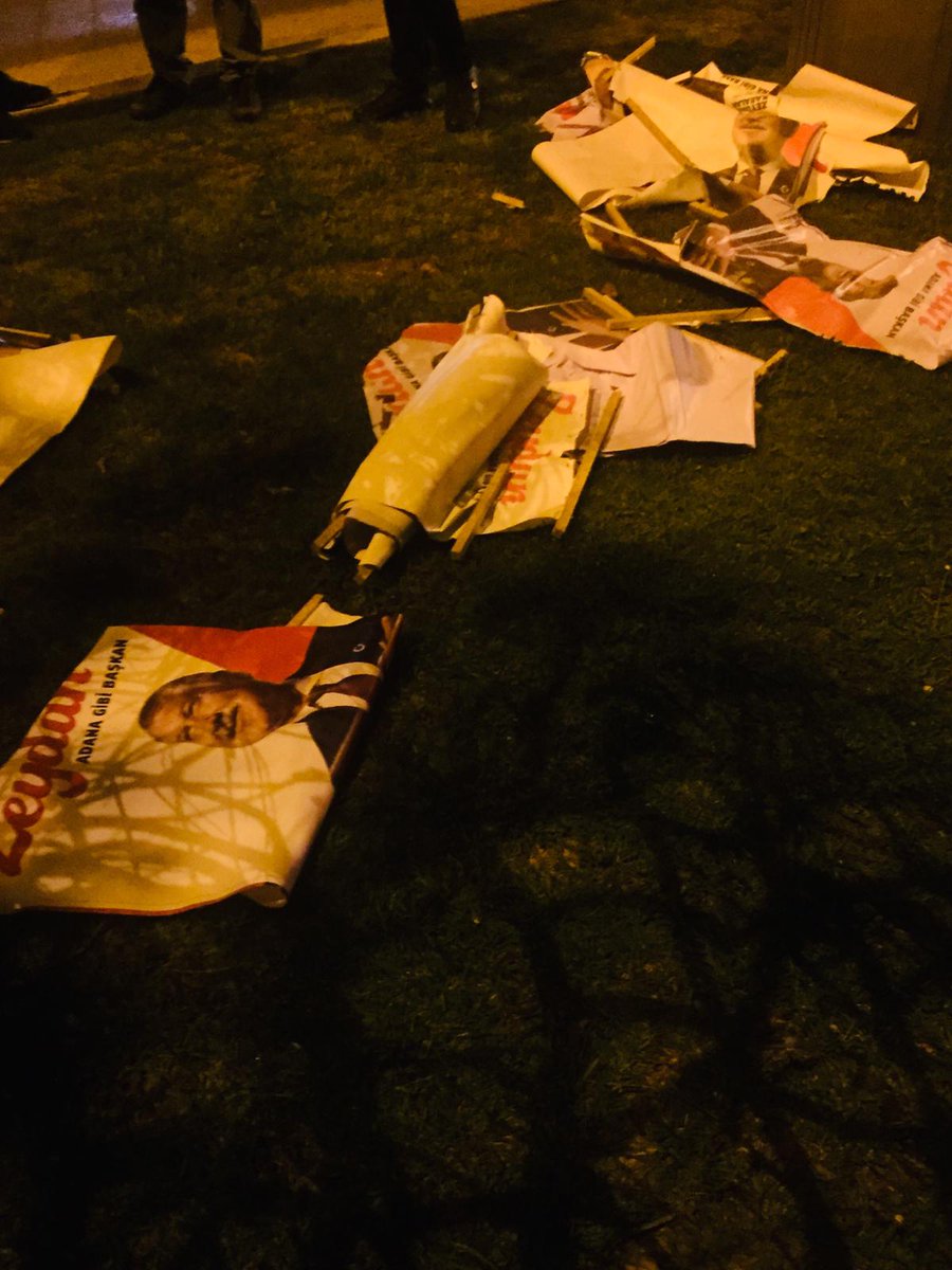 Rakip adayın pankartlarını sökmek mi bu kadar korkuyormusunuz 
#RegaipKandili #CHP #AkParti #MHP