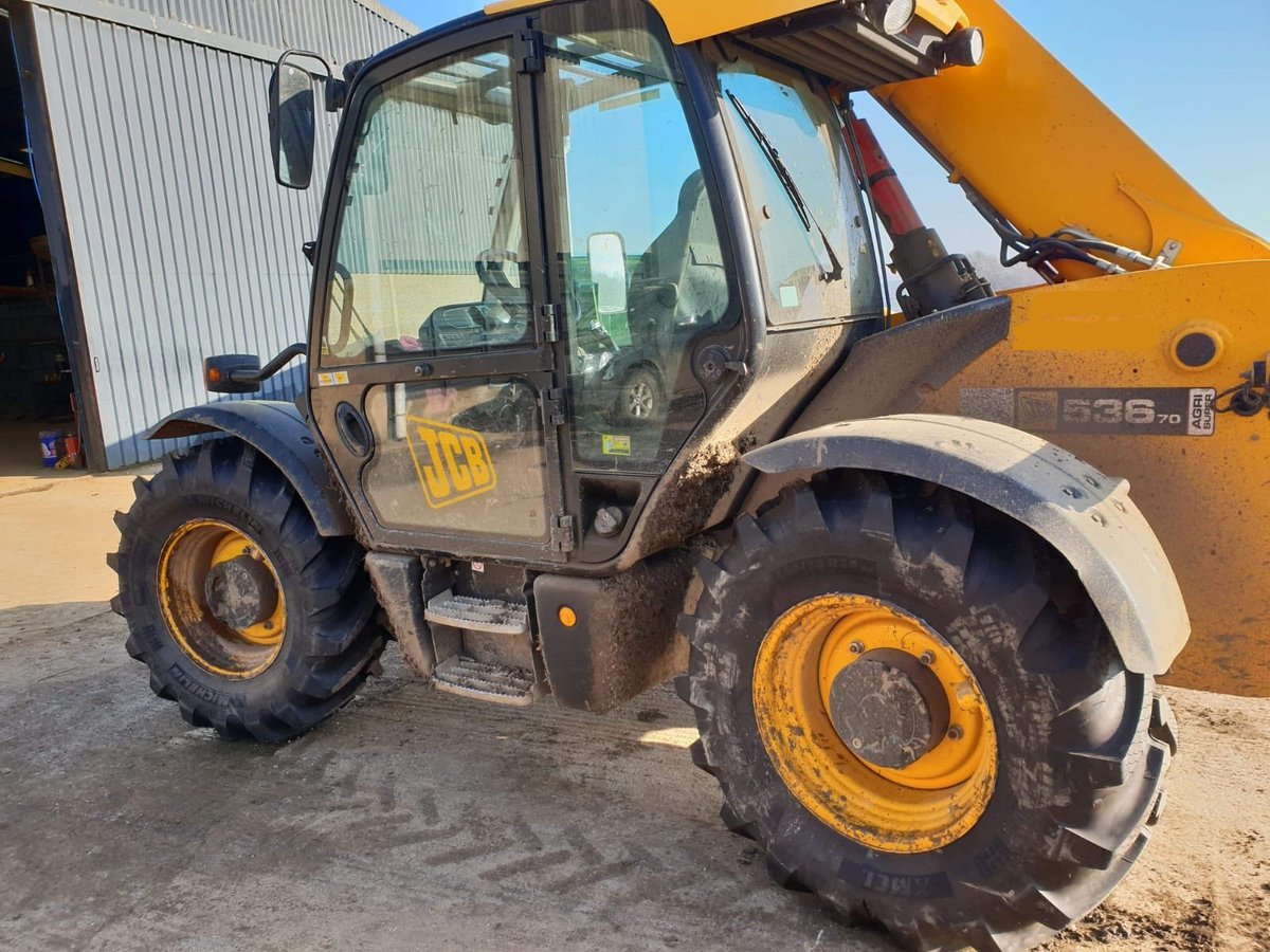 BushTyres's tweet photo. Our #Spalding commercial team out in the sunshine fitting another set of the ever popular 46070R24 @MichelinAgriUK #Michelin #XMCL's on this #JCB Loadall with the #Cahsback offer https://t.co/eGfM8522qu #Exelagi network #Bushmobile https://t.co/v2KcdxieHQ
