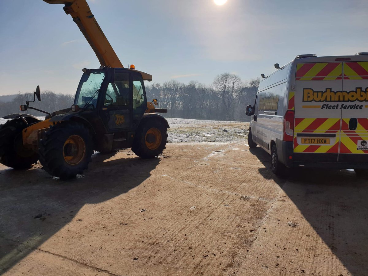 BushTyres's tweet photo. Our #Spalding commercial team out in the sunshine fitting another set of the ever popular 46070R24 @MichelinAgriUK #Michelin #XMCL's on this #JCB Loadall with the #Cahsback offer https://t.co/eGfM8522qu #Exelagi network #Bushmobile https://t.co/v2KcdxieHQ