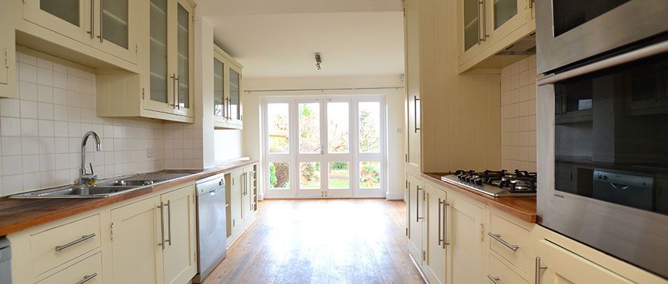 bexbeach's tweet image. #Spacious #Fivebedroom house to let with it's own private garden and garage, available now buff.ly/2IYAISD #PropertytoletEN5 @MartynGerrardEA