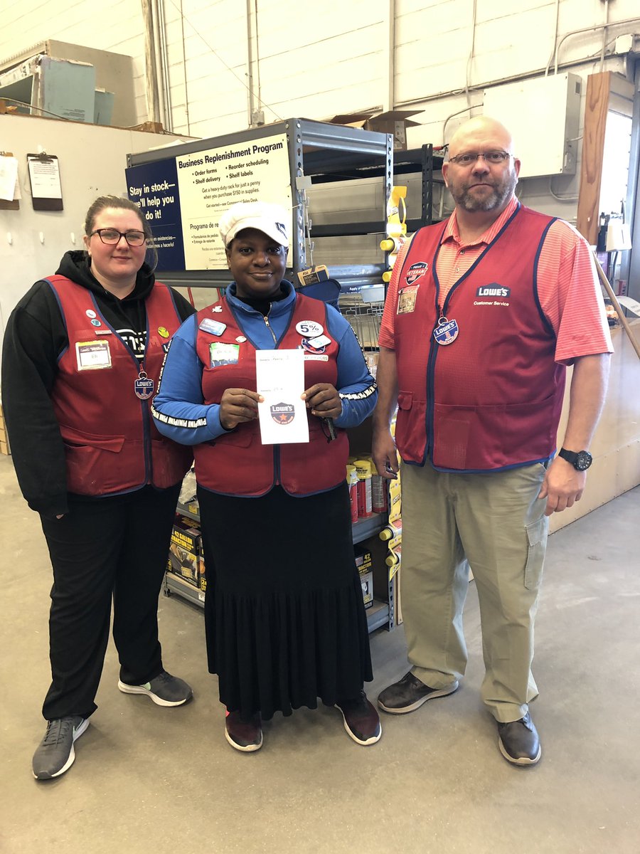 ButtaBean67's tweet photo. Chantra receiving her service star given to her by Ed Walker. Great customer service and commitment to the pro service customers. @ButtaBean67 store 212 Mobile Alabama https://t.co/DBEECz2dMf