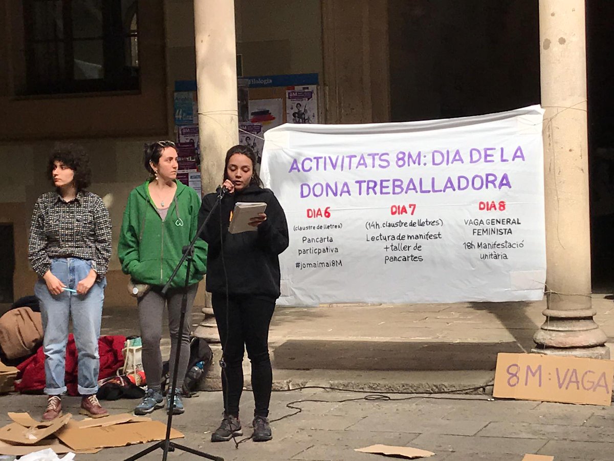 SEPC_UBCentral's tweet photo. Acabam de fer la lectura del manifest al claustre de lletres.

A més, esteim fent un taller de pancartes i també hi podreu trobar la pancarta participativa de les @llunesdetinta amb el hastag #jomaimai8M 

Us animam a totes a unir-vos! ✊ #EstudiantsVG8M https://t.co/H6PDymXf4e