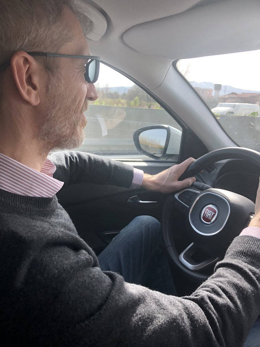 Sta guidando #Cabruzzi. Non sappiamo dove ci porti - perché scappa dai creditori - ma abbiamo una regola. Mani sul volante lontane dal telefonino. Alla prossima sosta risponde a tutti.