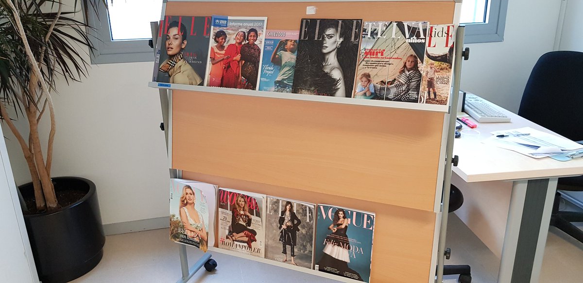 ArjonaPrado's tweet photo. En oncologia @HospitalISofia @ComunidadMadrid hay un mostrador con revistas para pacientes y familiares.Una enfermera me ha comentado que son revistas que amablemente dejan otros pacientes...pero a veces no hay ninguna 😕 #revistasparaoncologia https://t.co/7KcTAAHEXj
