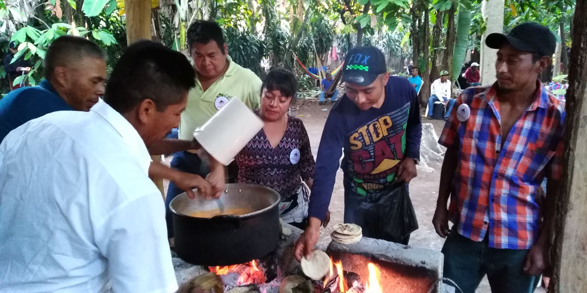 GtMlp's tweet image. Cargan su comida, otros cocinan, así empieza la acreditación de los delegados de los territorios para la asamblea PLURINACIONAL. Santo Domingo Suchitepéquez #MLP