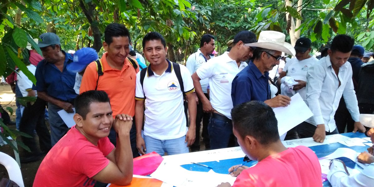 GtMlp's tweet image. Cargan su comida, otros cocinan, así empieza la acreditación de los delegados de los territorios para la asamblea PLURINACIONAL. Santo Domingo Suchitepéquez #MLP