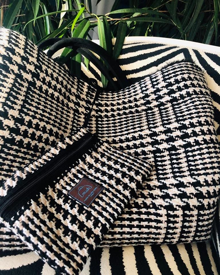 MLakecomo's tweet photo. It's all in the details!
#totebag #handbag #tweed #fabric #black&amp;white #optical #wallet #handbag #shoulderbag
#rose #flower #white #mypassion  #madeinitaly #handmade #madeincomo #instaborse #instabag  #handmadebag #luxurybag #fattoamano #taschen #biancoenero #7Marzo https://t.co/V8ZRqv4R9P
