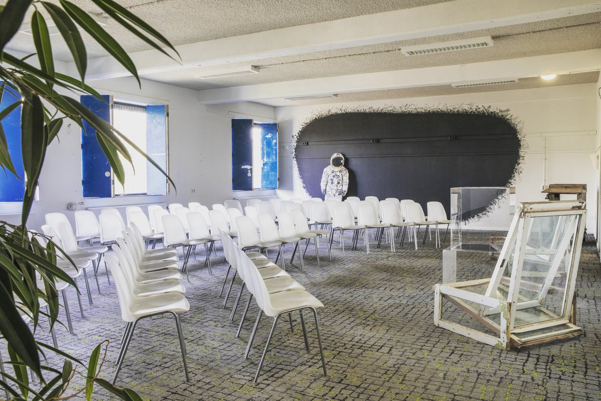 We hebben verschillende vergaderzalen met een eigen thema. Zo ook onze 'grote zaal'. Met een tapijt van visnetten, een raket om in te vliegen en een prachtig portret van Wubbo Ockols. Geïnteresseerd? Even mailen naar doejeding@degroeneafslag.nl en er wordt contact opgenomen! 💚