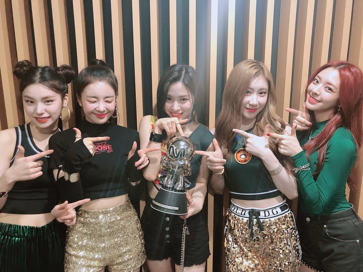 middoring's tweet photo. ITZY 다섯번째 1위 했지❗
ITZY의 행복은 차곡차곡 쌓여가요💕
행복한 순간마다 함께해 주셔서 감사해요😍 https://t.co/m8z7ZfBsTP