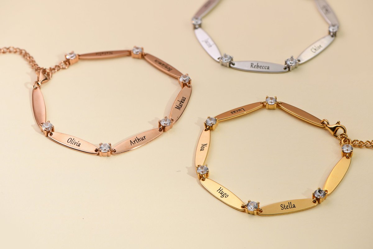 theogrofficial's tweet photo. Which color do you like? We're DYING TO KNOW!! This meaningful bracelet lets mom surround herself with your family's love – year round. #pickyourgift #surroundedbylove #meaningfulstyle
🛍https://t.co/09nmGDWriX https://t.co/qLPOk6s39N