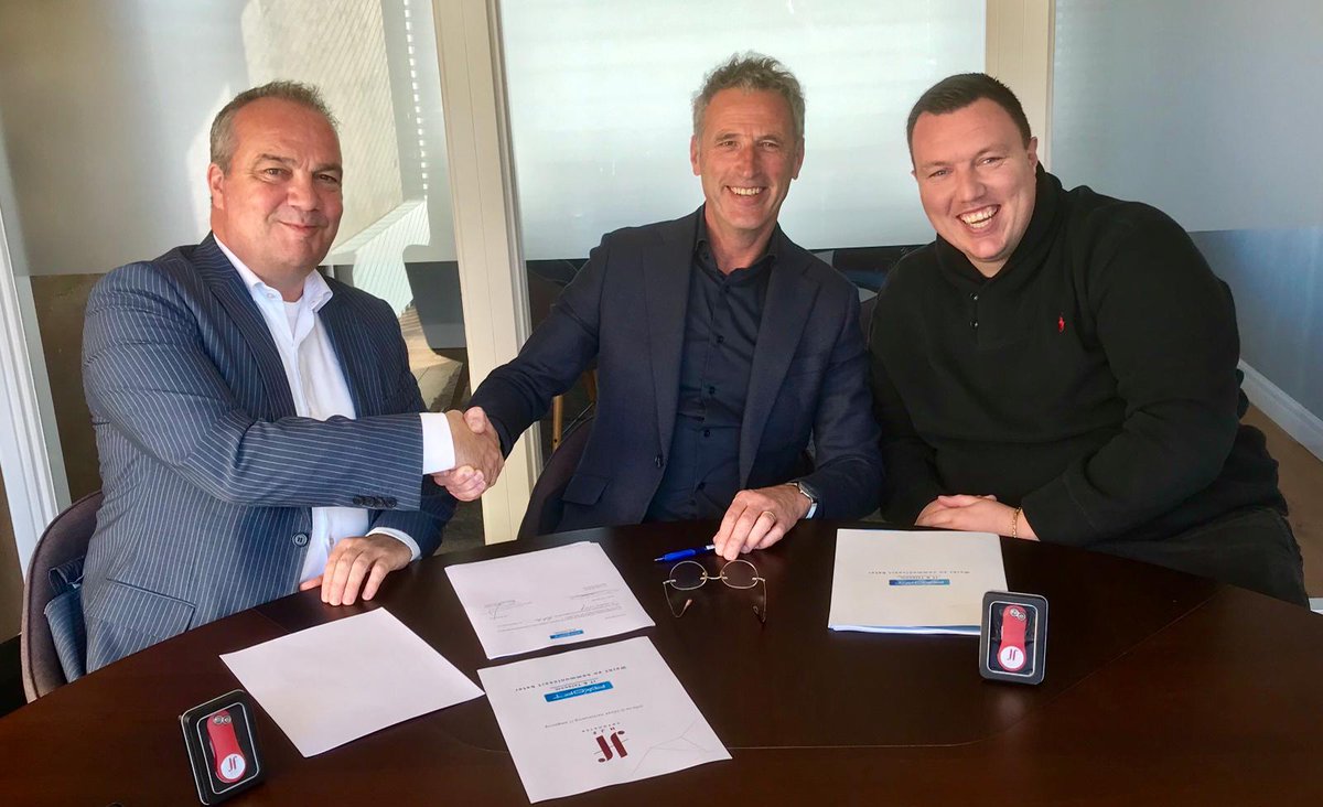 AxoftITTelecom's tweet image. 𝗛𝗝𝗙 𝗔𝗱𝘃𝗼𝗰𝗮𝘁𝗲𝗻 𝗴𝗮𝗮𝘁 𝗱𝗲 𝗖𝗹𝗼𝘂𝗱 𝗶𝗻 𝗺𝗲𝘁 𝗱𝗲 𝗔𝘅𝗼𝗳𝘁 𝗘𝗔𝗦𝗬 𝗖𝗹𝗼𝘂𝗱 𝘄𝗲𝗿𝗸𝗽𝗹𝗲𝗸!
 #samenjuridischsterker #AxoftITTelecom #cloud #axofteasycloudwerkplek #werkplek #avgproof #avg #gdpr