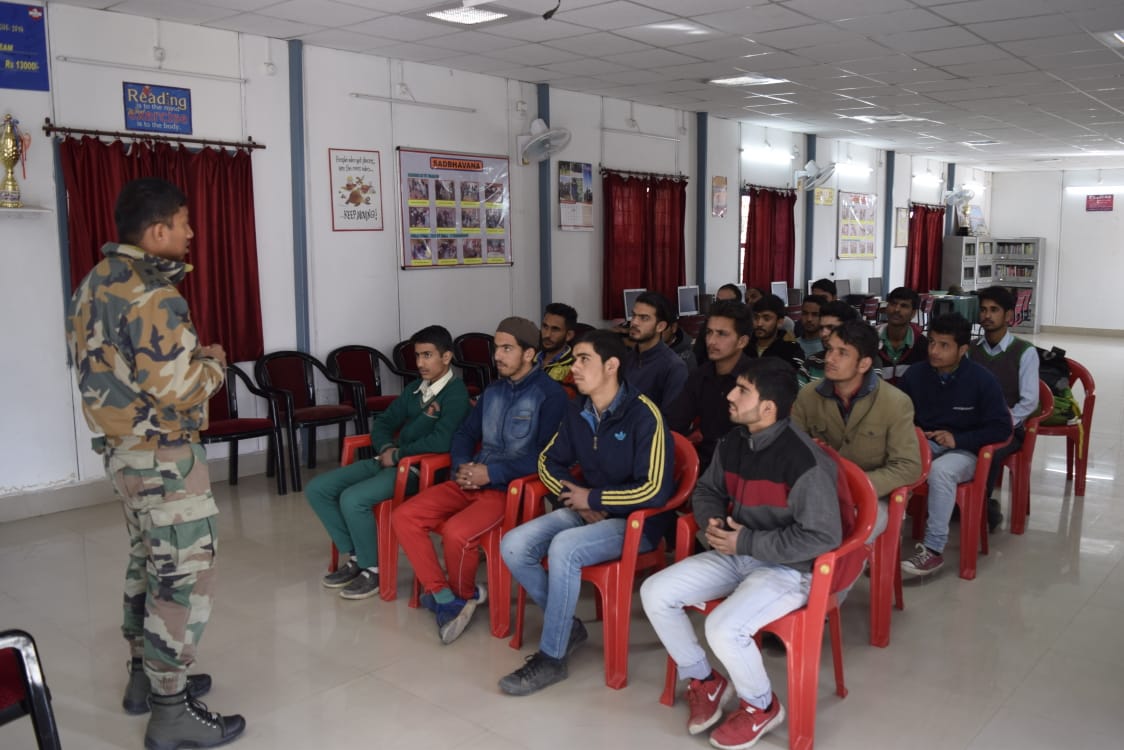 Whiteknight_IA's tweet image. #IndianArmy conducted #SkillDevelopmentCourse on Mobile Repairing for 20 youth of  Rajouri from 20 Jan to 06 Mar 19 at Youth Centre, Thanamandi aimed to impart basic skills, successful participants awarded certificates ex NSDC &amp;amp; PMDSA. Efforts appreciated #ArmyForYouth @adgpi