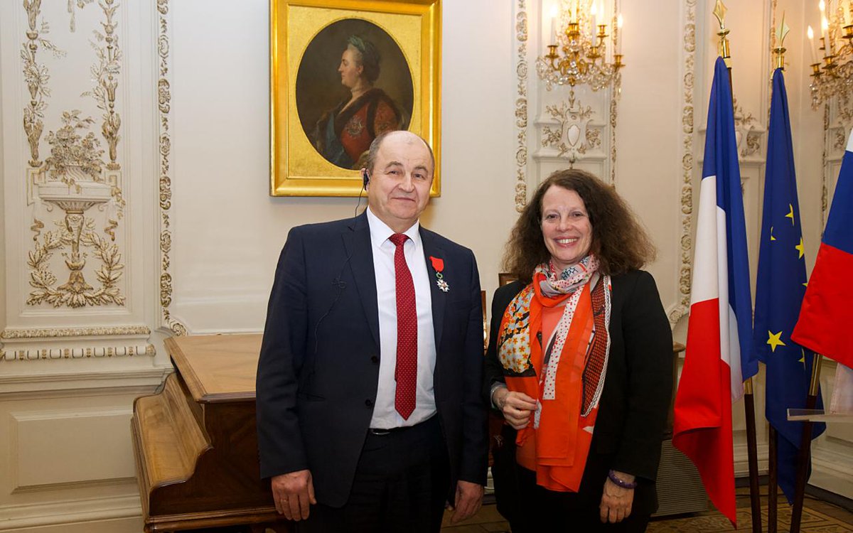 SylvieBermann's tweet photo. Heureuse de remettre la Légion d’Honneur à M. Nikolaï Testoedov, directeur de  #ISSReshetnev 🛰️, qui récompense les efforts exceptionnels menés depuis de nombreuses années pour le développement de la coopération 🇫🇷🇷🇺dans le domaine spatial. @cnes @roscosmos @Thales_Alenia_S https://t.co/LcOVuD0Ruw