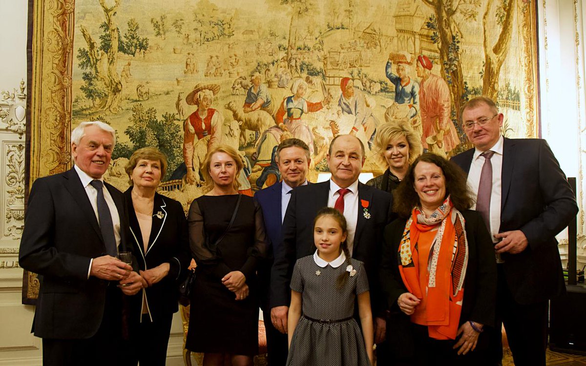 SylvieBermann's tweet photo. Heureuse de remettre la Légion d’Honneur à M. Nikolaï Testoedov, directeur de  #ISSReshetnev 🛰️, qui récompense les efforts exceptionnels menés depuis de nombreuses années pour le développement de la coopération 🇫🇷🇷🇺dans le domaine spatial. @cnes @roscosmos @Thales_Alenia_S https://t.co/LcOVuD0Ruw