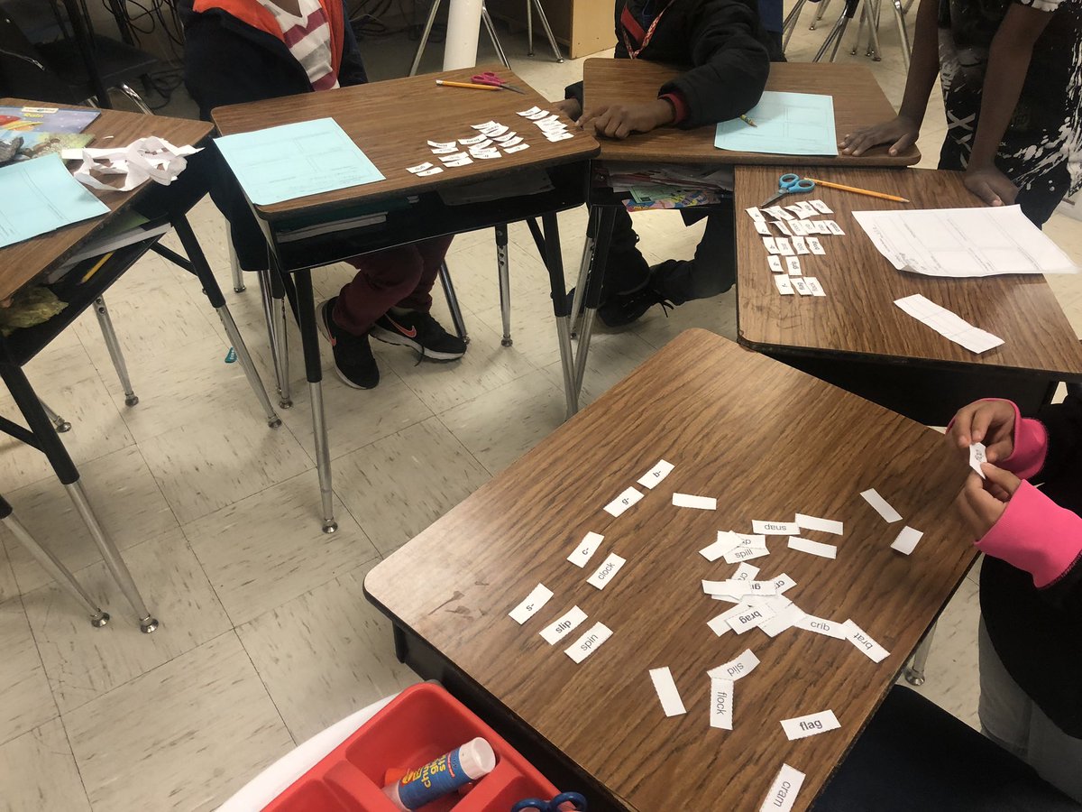 Frankerra1's tweet photo. Third graders find and sort words with common sounds. #powergoals #powerreaders @GCSOakHillNC https://t.co/LZ2W5TszGX