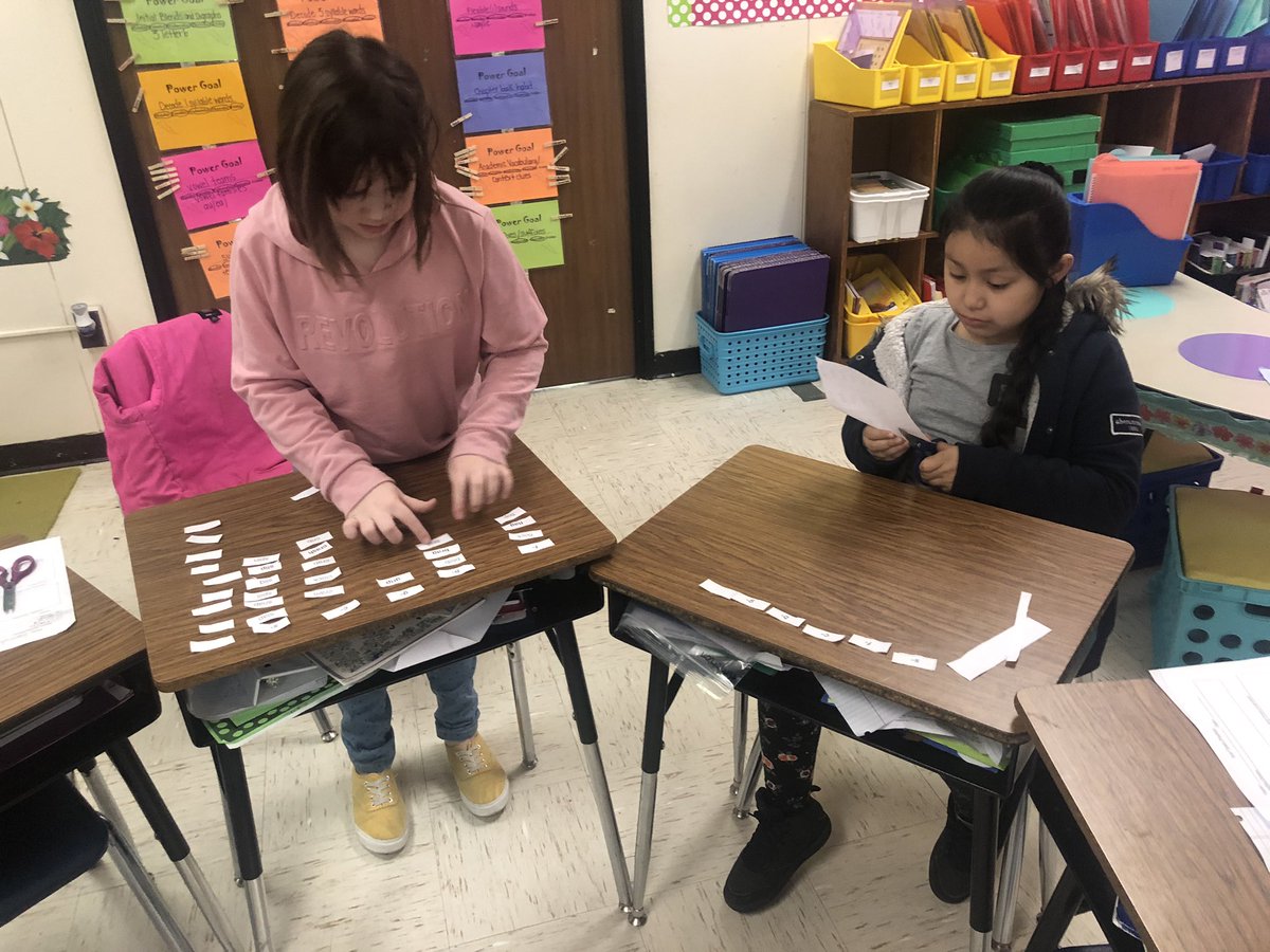 Frankerra1's tweet photo. Third graders find and sort words with common sounds. #powergoals #powerreaders @GCSOakHillNC https://t.co/LZ2W5TszGX