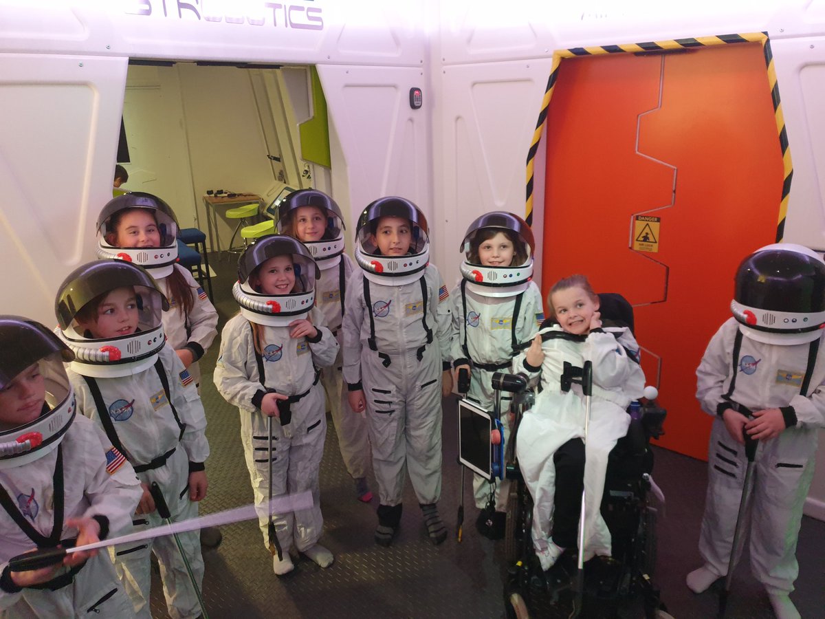 Thorpepark_Hull's tweet photo. Hunting for aliens #starcentre https://t.co/qzPT18L532