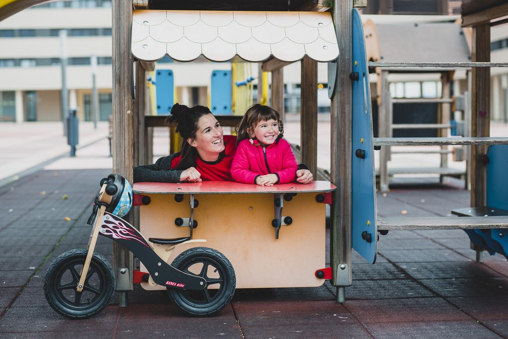 Guraso  jostalariak, bin, ban, boleran! Jantzi haurraren betaurrekoak eta  gozatu berarekin. Hemen gomendioak, jolasak eta jolas-bilduma batzuk:

eranafarroa.eus/guraso-jostala…