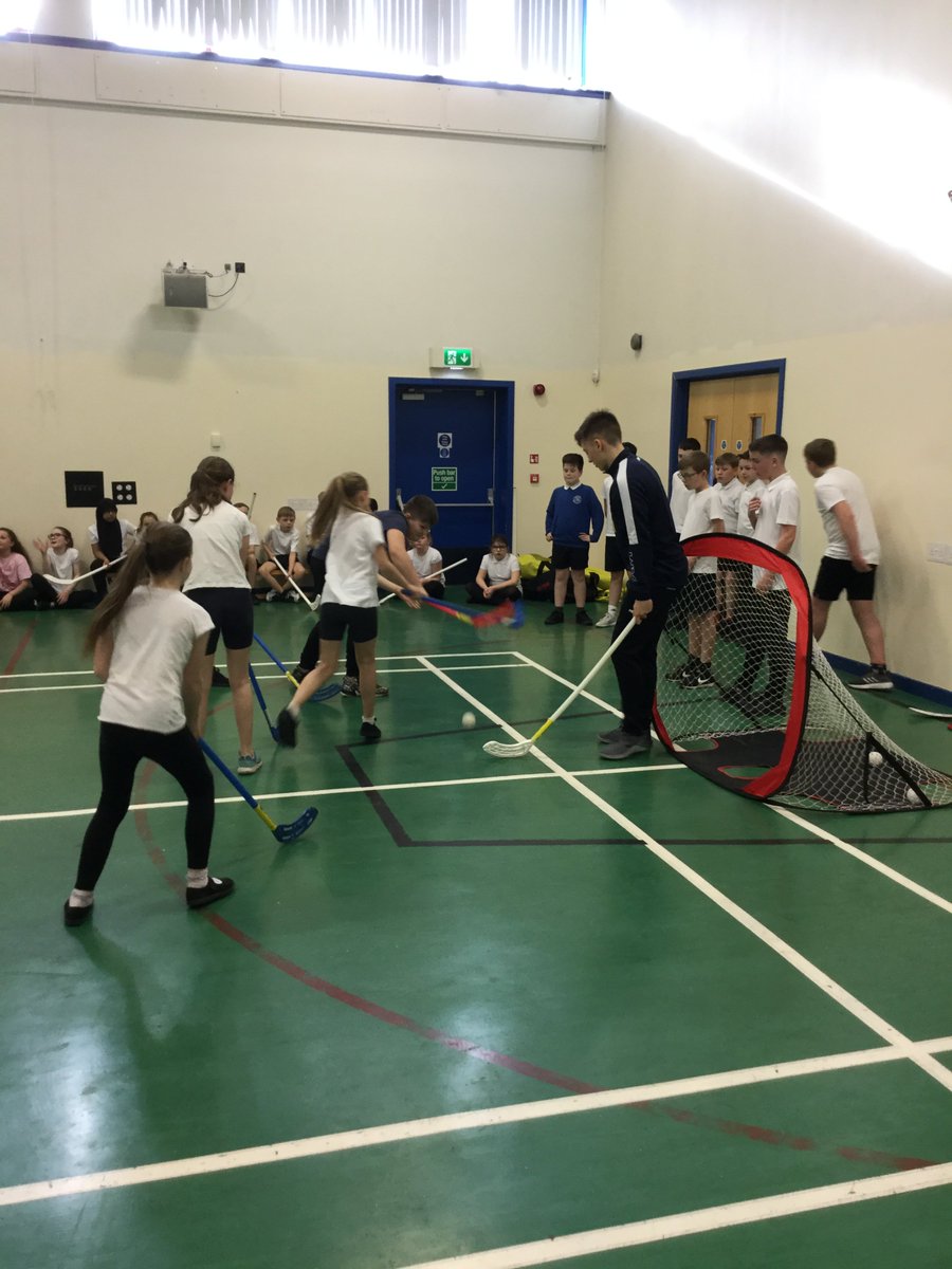 P7 were visited by Dundee Stars, the local ice hockey team, this week.  They discussed healthy lifestyles, becoming a professional athlete and also taught the children some hockey skills.  Both classes really enjoyed their afternoon.  Huge thanks to  <a href="/DundeeStars/">Dundee Stars🏒🥅</a> <a href="/angusalive/">ANGUSalive</a> 🏒👍
