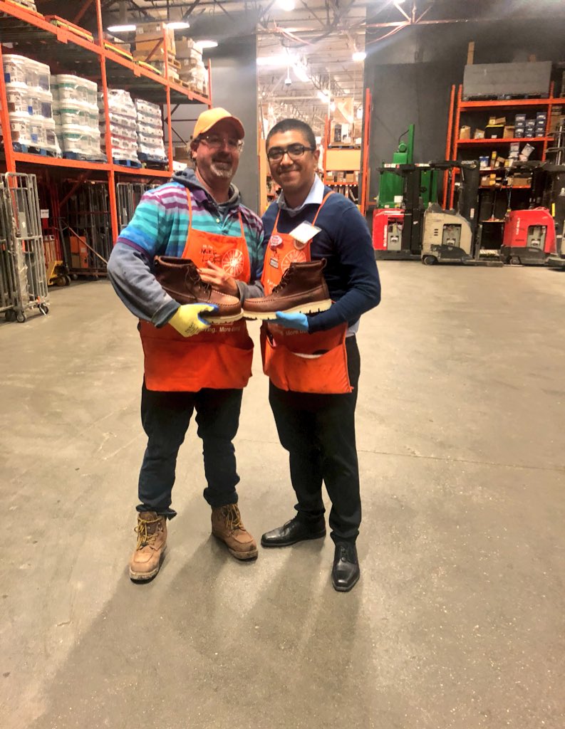 Patrici50890901's tweet photo. Shout out to Jorge Asm for taking care of our great associates.With the recent rain Mike lot tech was in need of new shoes and did the unexpected!#TakingCareofourPeople @downeypackerfan @D223_HD @ServicesD223_74 @BetsyMi93589015 @bigdealjoshhd21 @AREYES6611 https://t.co/5tk56pWheO