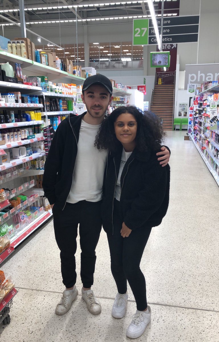 NathanSykesMX's tweet photo. Nathan ayer con una fan ✨ https://t.co/mJG2X1WBkD