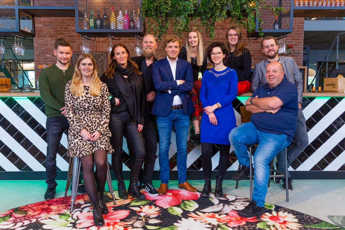 Na een workshop creativiteit kan een kleurrijke groepsfoto als deze natuurlijk niet ontbreken! Een hele inspirerende én praktische middag, met dank aan alle deelnemers en aan Thijs Van der Schaaf 😁 #creativiteit