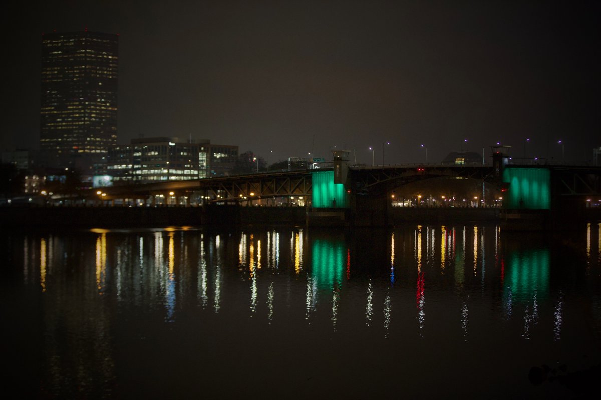 markwgraves's tweet photo. Portland's Morrison Bridge glows green Wednesday night, March 6, in remembrance of Secretary of State Dennis Richardson, who recently passed away from brain cancer. His state funeral was held earlier that day at the Salem capitol. @Oregonian #DennisRichardson #morrisonbridge https://t.co/GD0Ul9xCvX