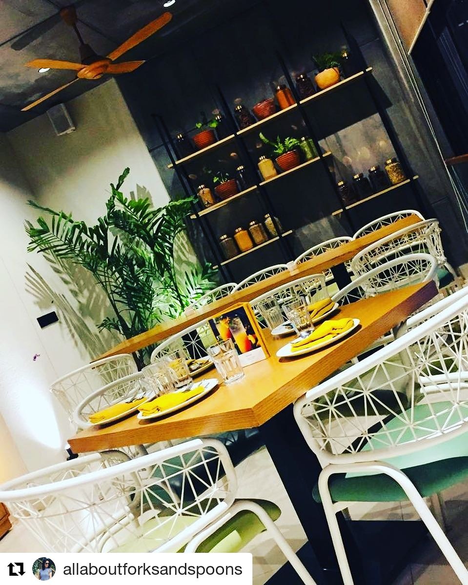 #Repost @allaboutforksandspoons (<a href="/get_repost/">Repost</a>)
・・・
Ivory White Chairs, jars of spices and pickles as clear as water, lush green tall Palm trees, makes this place a cozy dining experience @copperchimney_in 🍹🍴🧂🍯🥦🍝🍲