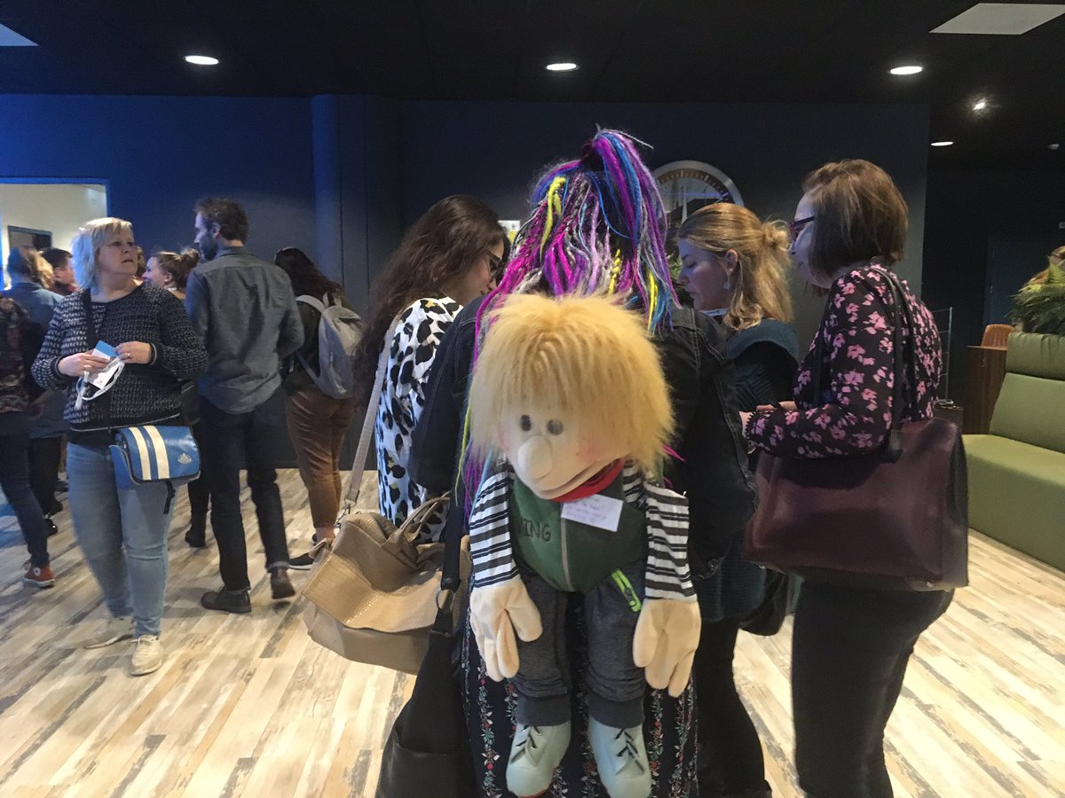 NicoletGroots's tweet photo. “Ik heb het (zó) nog nooit gedaan, dus ik denk dat ik het wel kan”. Tijdens #jeugdsymposium kunnen medewerkers die werken met jeugdige cliënten bij @sHeerenLoo in regio Zuid-Holland Noord, Zuidwest-Nederland, Noordwijk en Auriga zich verder ontwikkelen en van elkaar leren. Sterk! https://t.co/wFi7i32P7C