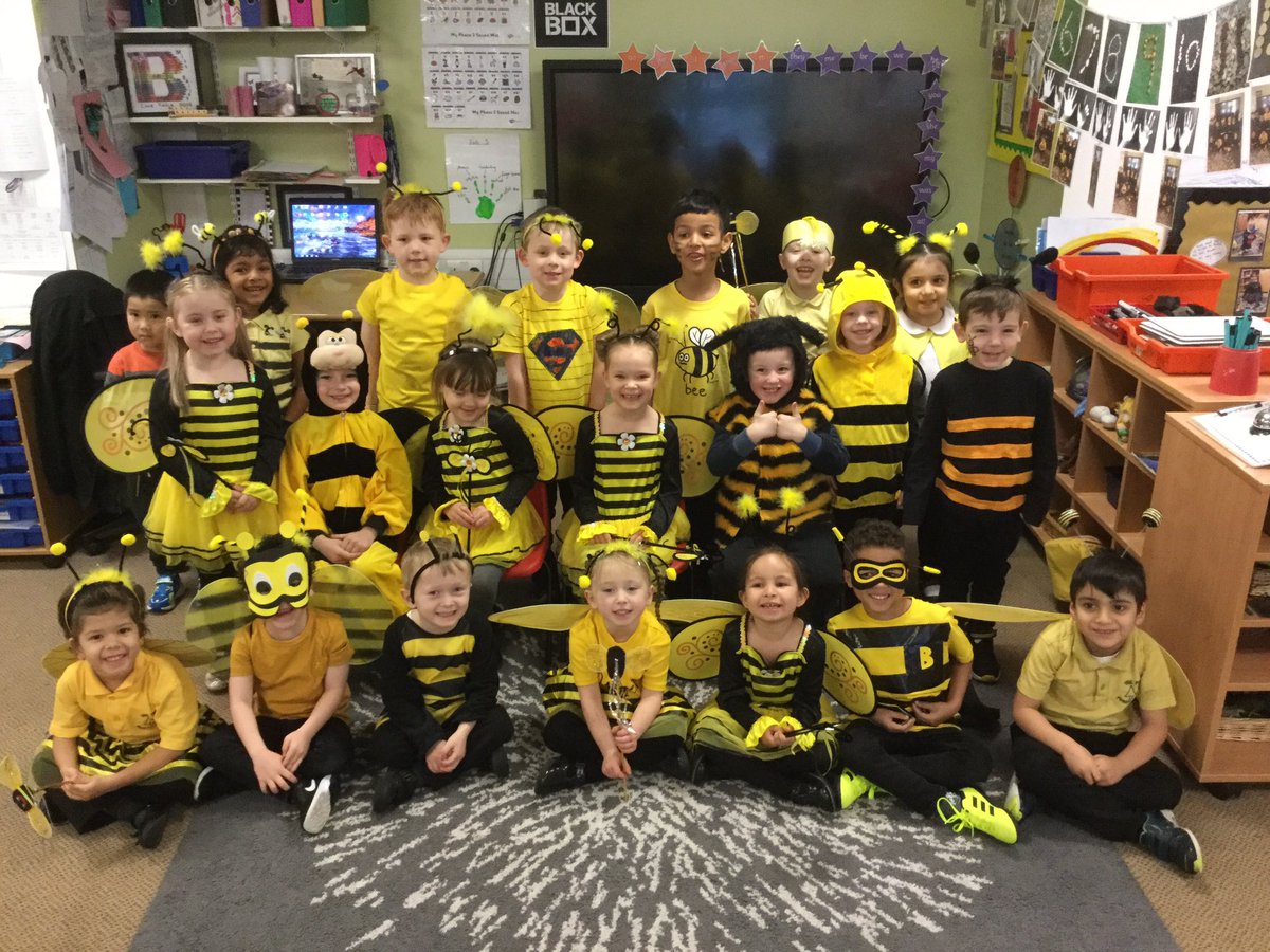 firsprimarysale's tweet photo. #RecHB Some very busy bees ready for World Book Day! #worldbookday #beeandme #beeamazing https://t.co/DBrMpGaHG5