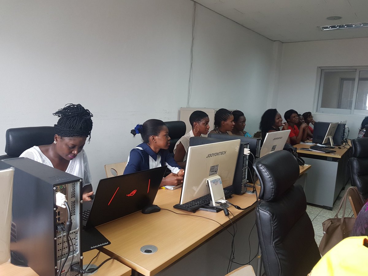 AnniePayep's tweet photo. Mon spécial #8mars
En formation dans le cadre du #FFNUM2019. Ne jamais cesser d'apprendre. Jamais. Tant qu'on peut. 👌🏾😎 #africanwits https://t.co/xGYMThqLeo