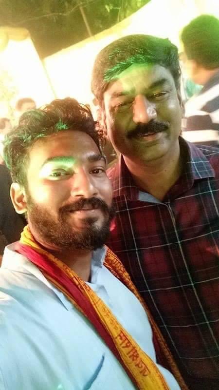 sardanarohit's tweet photo. आम आदमी पार्टी के अति-उत्साहित पदाधिकारी, जो सुबह से लखनऊ कांड के एक आरोपी की मेरे साथ सड़क किनारे ली गई सेल्फ़ी देख कर गदगद हैं,मैं उनके उत्साह पर पानी नहीं फेरना चाहता. लेकिन कुछ अन्य सम्मानित मीडिया बंधुओं की तस्वीरें प्रेषित हैं, हिम्मत हो तो अब करें RT, झुंड बना कर! https://t.co/swCLWbi8Qj