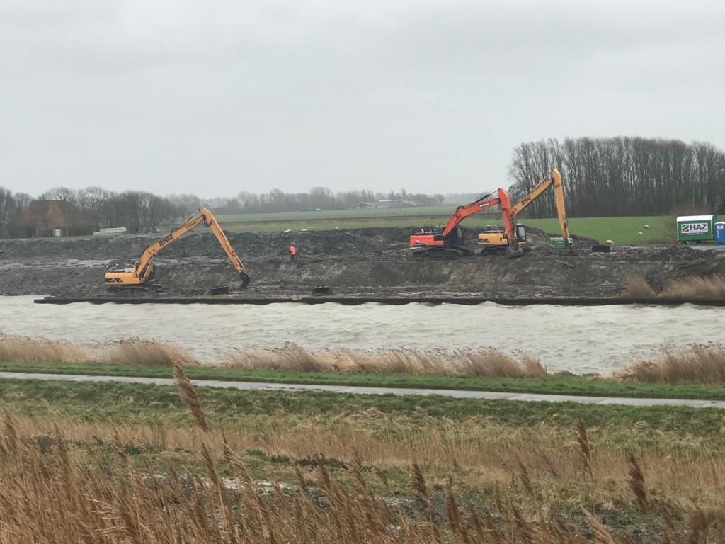 Bij Harlingen wordt momenteel hard gewerkt om ruimte te maken in het VHkanaal. Dit voor de ontmanteling van depot Oostpoort en voor meer ruimte op het kanaal voor de scheepvaart. Een deel van de vrijgekomen grond zal uiteindelijk toegepast worden in de <a href="/vismigratierivi/">vismigratierivier</a>