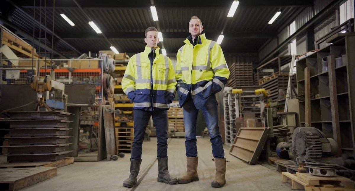 Tonnen minder tegels tillen met de nieuwe lichtere perrontegel. Hij weegt 1,5 kg minder dan de huidige tegel en is gemaakt van oud betongranulaat. Goed dus voor stratenmakers en milieu! Bouwmanagers Ruud en Matthijs van ProRail vertellen erover in de video prorail.nl/nieuws/tonnen-…