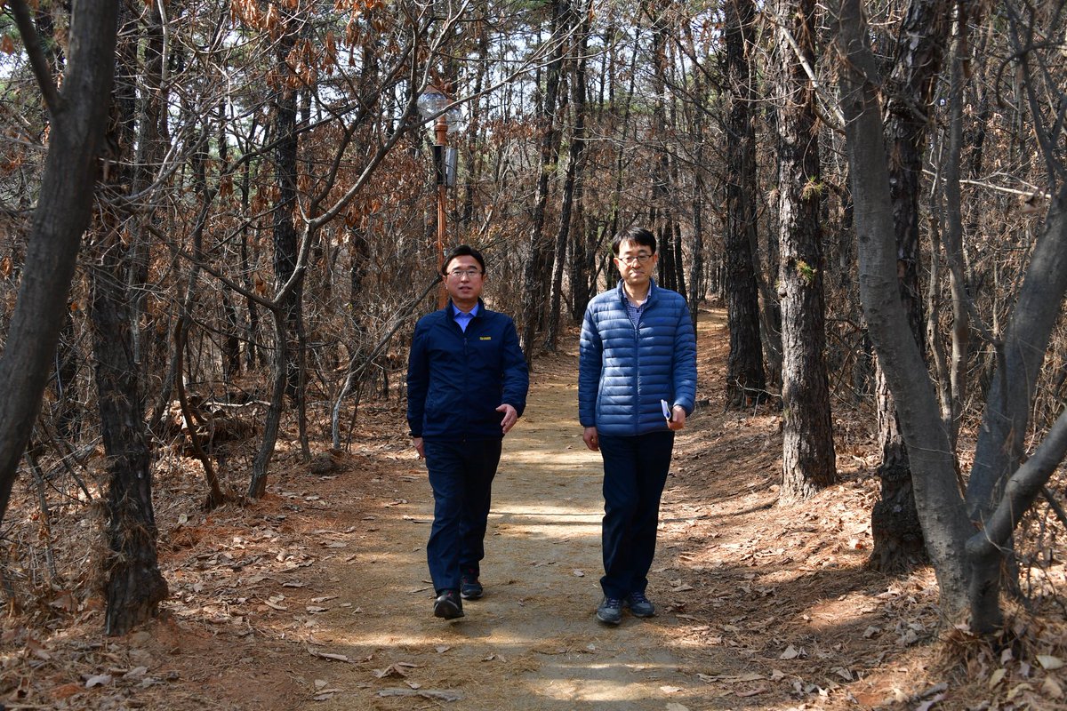 [산불, 저리가! 구청장 중앙공원 산불 취약지 점검]

2019년 3월 7일, #박철현 분당구청장님께서는 관내 여러 공원들을 점검하신 데 이어 우리 수내2동 중앙공원에서 산불 취약지 점검을 하셨습니다^^

공원에 설치된 운동기구 등 각종 편의시설 점검도 잊지 않으신🤗

#성남시