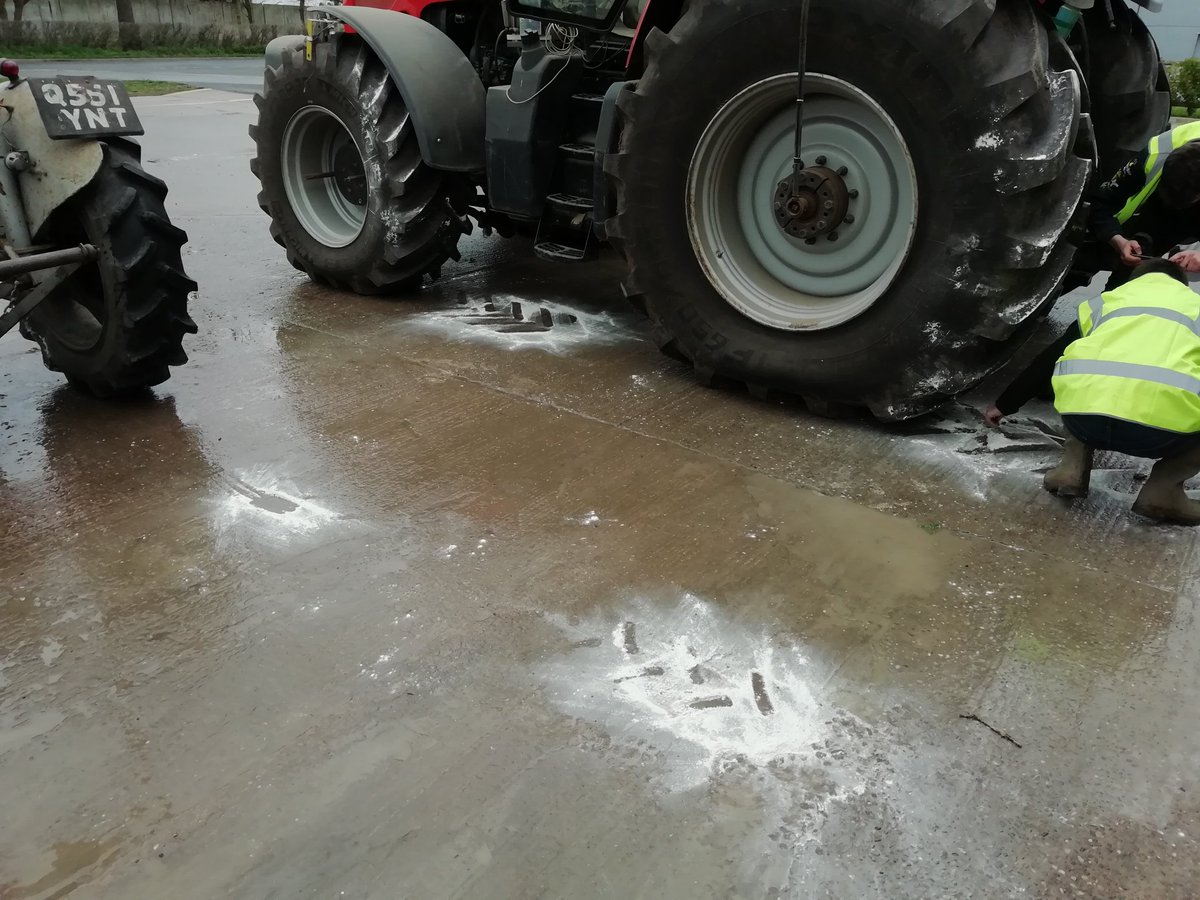 AgEngResearch's tweet photo. Today I am helping @HarperAdamsUni agricultural students assess how ground pressure and soil compaction implications have changed in 50+ years....
@MF_EAME tractors have grown!!
As have @MichelinAgriUK shoes!!! #size #wieght #contactpatch https://t.co/sNeFehG2Ai